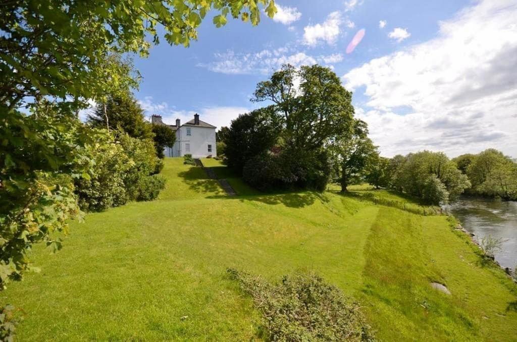 Aberhiriath Hall - The Old Georgian Manor House By The River Dyfi Cemmaes Eksteriør bilde